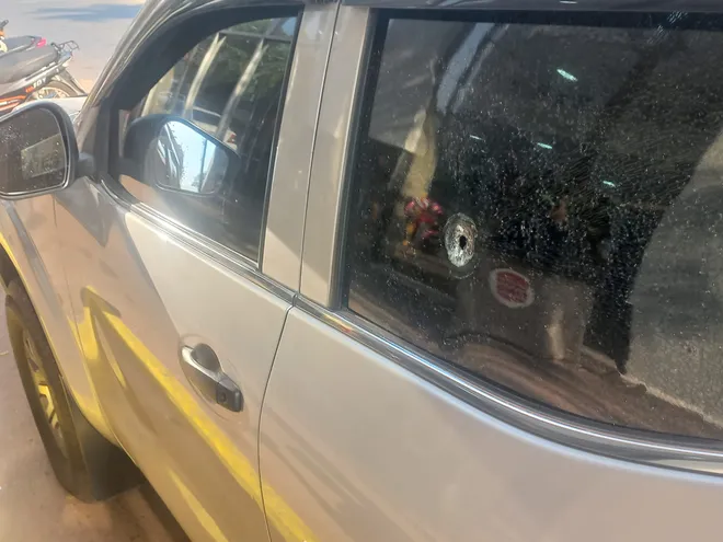 La ventanilla de la puerta trasera izquierda de la camioneta Nissan Frontier del cambista Néstor Omar Duarte Ojeda acusó un impacto de bala, pero sin quebrarse.