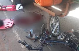 Las víctimas a bordo de la motocicleta fueron arrastradas por el camión, según informó la Policía.