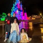 Georgina Rodríguez junto a Cristiano Junior, Mateo, Eva y Alana en Disneyland París.