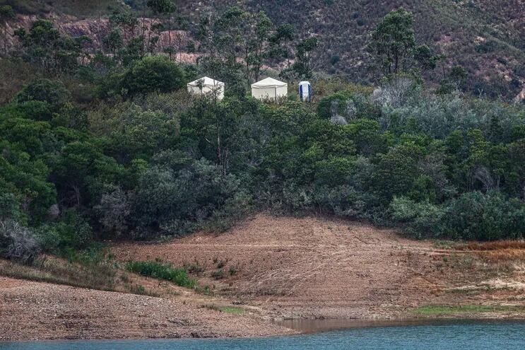 Carpas blancas de la Policía Judicial (PJ) montadas en la área de la represa Arade, en Faro un día antes del inicio de las operaciones de búsqueda de Madeleine McCann.