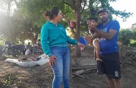 Doña Mariela Arevalos (26), con sus hijos y sus pertenencias a un costado de la propiedad fiscal, de donde fue desalojada por otro grupo de personas, que alegan ser dueños del lugar.