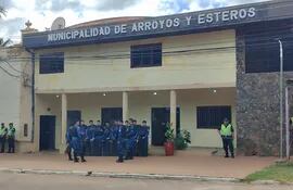 La Municipalidad de Arroyos y Esteros en estos días estuvo muy custodiada por los agentes policiales.