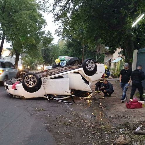 Así quedó el vehículo tras el accidente, a causa de un bache, según el conductor
