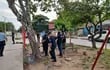 Agentes policiales buscan evidencias en el barrio Republicano, tras el nuevo caso de sicariato en el que un adolescente de 16 años fue asesinado y otro resultó herido.