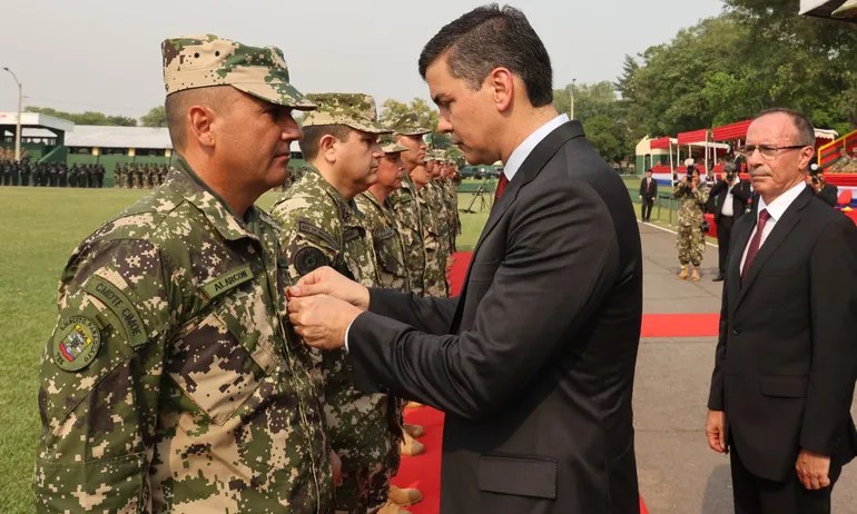 Los elementos de Infantería recibieron medallas de honor al mérito de manos del Comandante en Jefe de las Fuerzas Armadas.