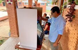 Uno de los pocos electores que ya se acercaron a votar en San Alfredo, departamento de Concepción.
