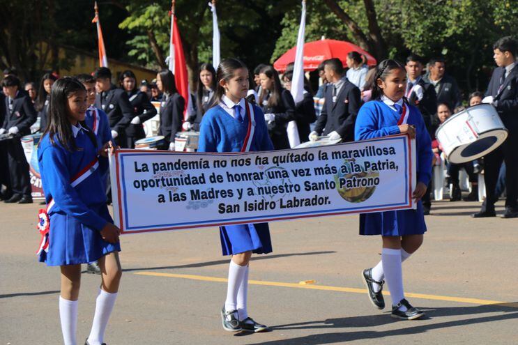 Hoy la ciudadanía disfrutó de una gran marcha estudiantil y militar, para honrar a los próceres de la independencia, la fecha fundacional y al protector espiritual.