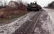 Un tanque ruso avanza en territorio ucraniano. Foto del Ministerio de Defensa de Rusia/AFP