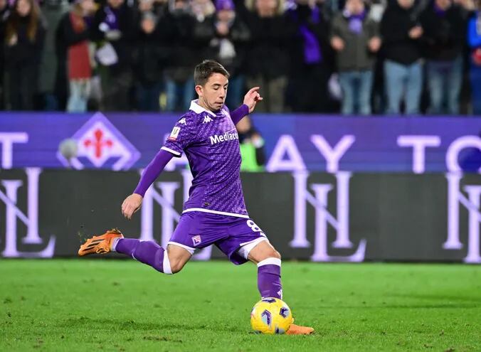 El mediocampista francés Maxime López marcó el penal decisivo para la victoria de Fiorentina.