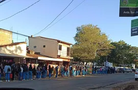 Larga fila durante el ingreso de alumnos del Colegio Nacional San José de Limpio, tras la implementación del uso de una máquina detectora de metales.