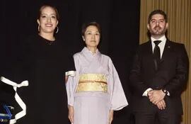 Roció Rolón, directora del Centro Paraguayo Japonés junto a la embajadora de Japón en Paraguay, Yoshie Nakatani y el intendente de Asunción, Óscar Rodríguez.