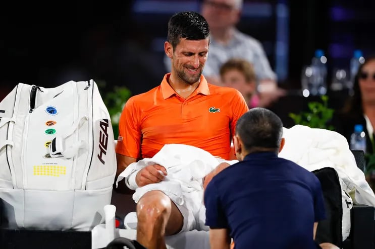 Novak Djokovic, haciendo uso del tiempo médico por la molestia que sufrió en el juego de ayer.