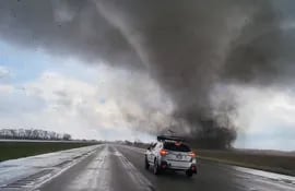 Impactante imagen de un tornado al norte de Lincoln Nebraska.