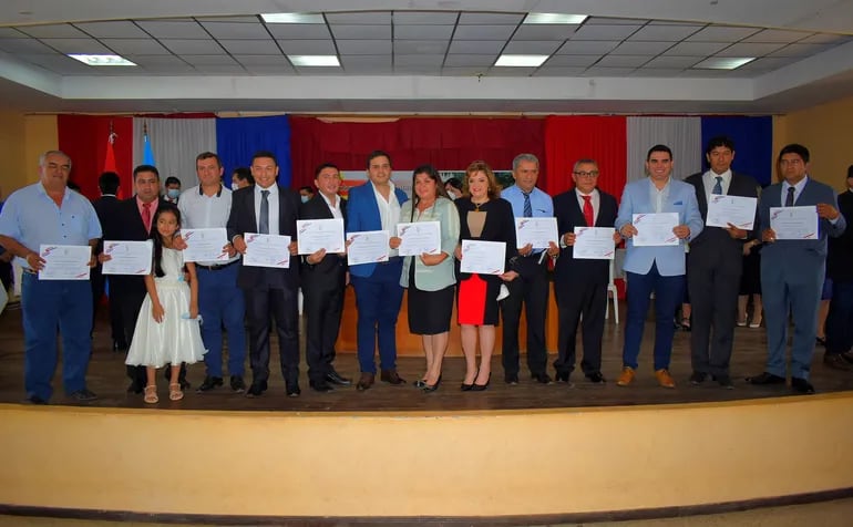 Trece de los dieciocho nuevos intendentes electos y reelectos del departamento del Guairá durante el acto de proclamación.