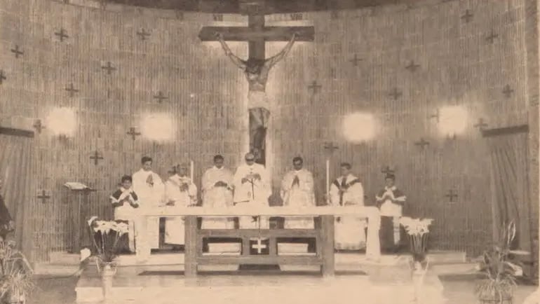 Misa de octubre de 1968 cuando se habilitaron mejoras en le Salesianito. También se ve el gran crucifijo tallado por José Laterza Parodi.