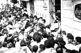 Una multitud pelea por el hielo en barra en Asunción en 1968.