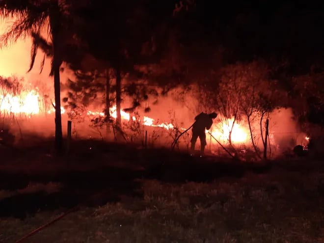 Bomberos voluntarios de San Juan y de San Ignacio lograron controlar el fuego en la Escuela Agrícola.