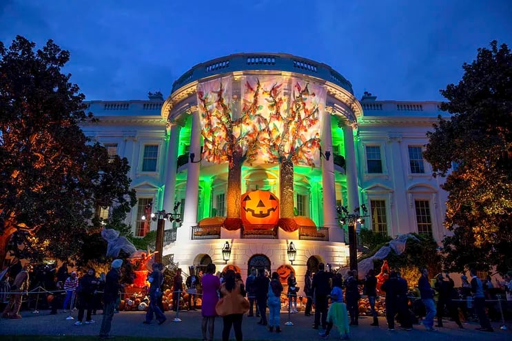 El pórtico sur de la Casa Blanca decorada para Halloween por los niños locales y los hijos de familias de militares, el 31 de octubre de 2014. (Foto oficial de la Casa Blanca).