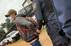 El hombre filmado en el bus, siendo detenido por la Policía Nacional.
