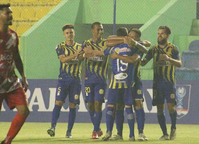 Leonardo Coronel, es felicitado por sus compeñeros luego del gol del triunfo “escobero”, que representó la clasificación a la segunda fase de la Copa Paraguay. (Foto: APF)