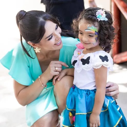 Tierna postal. Mirna Pereira con su hija Paty, el día del cumpleaños número 3 de la niña.