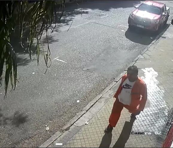 Vestido con el uniforme de color naranja que usan los funcionarios de Aseo Urbano de la Municipalidad de Asunción, este hombre robó una bicicleta frente a una despensa en Colón y Jejuí de Asunción.