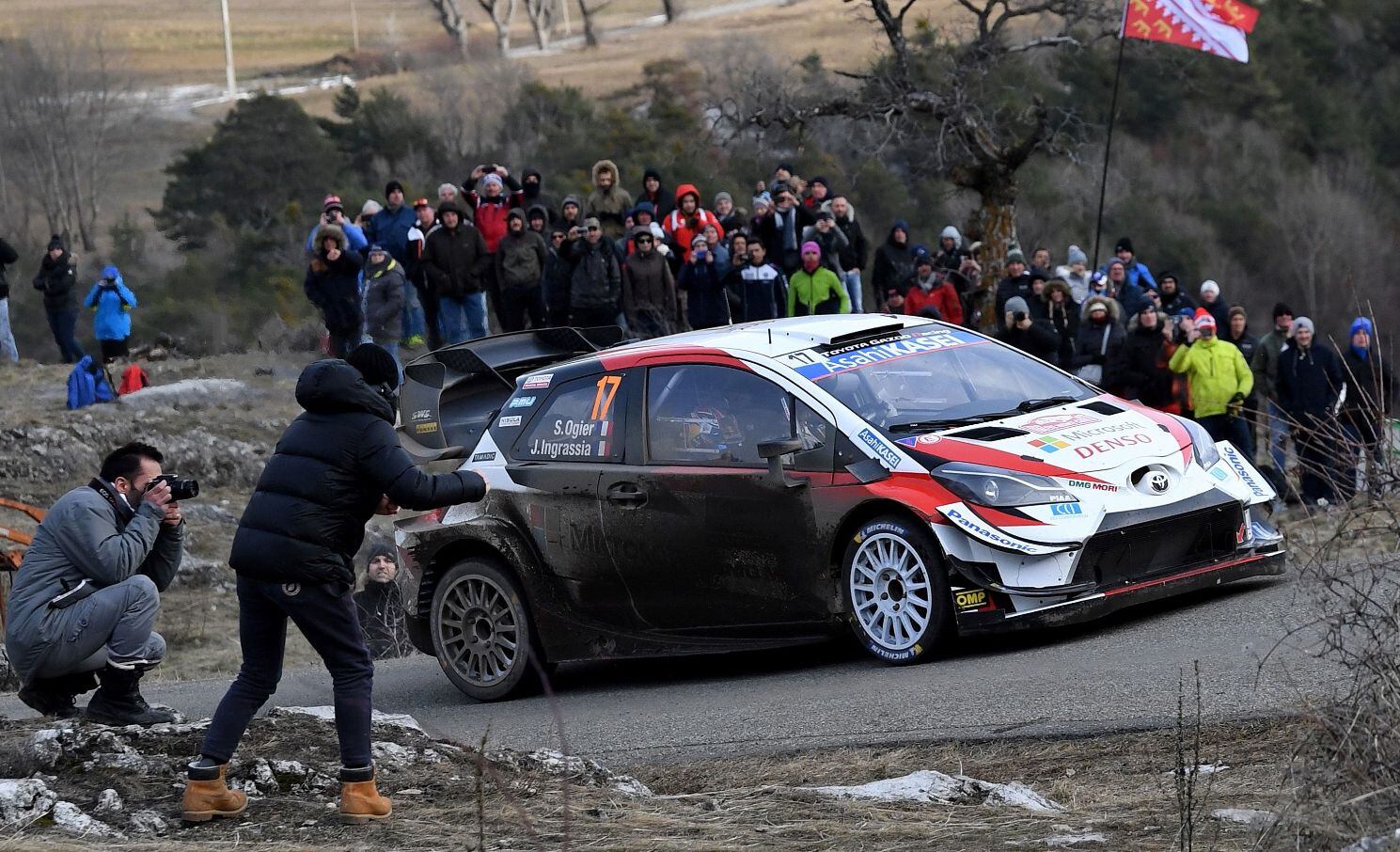 El francés Sebastien Ogier (Toyota) terminó ayer la segunda jornada del Rally de Montecarlo, primera cita del Mundial (WRC) de 2020, en cabeza de la clasificación provisional.