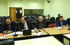 Los exministros de la Corte Sindulfo Blanco y Víctor Nuñez, junto a sus abogados, escuchan atentos los alegatos finales de la fiscalía.
