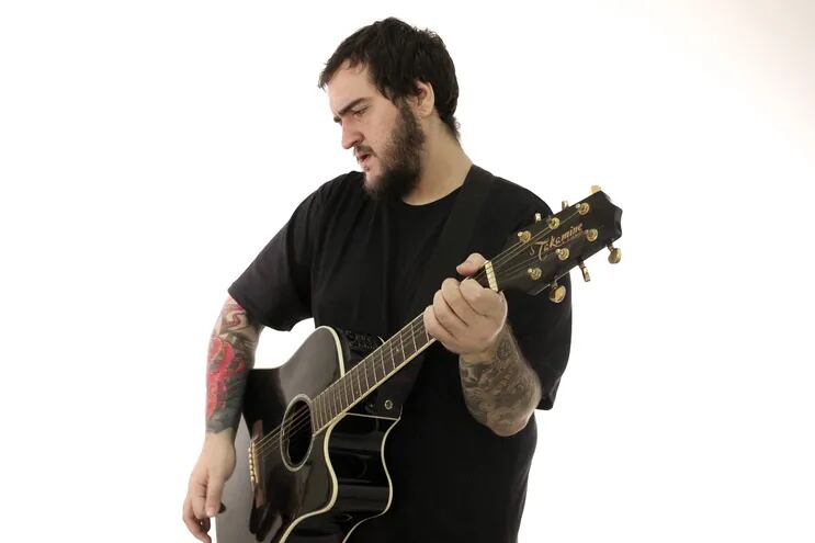 Diego Zarza es un músico encarnaceno, quien actualmente integra las bandas Garage 21 y Auroras, y se lanza también como solista.