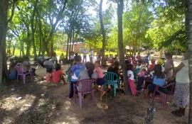 Los responsables de Tesãi Reka Paraguay mantienen constantes reuniones con las comunidades rurales para coordinar la asistencia monetaria.