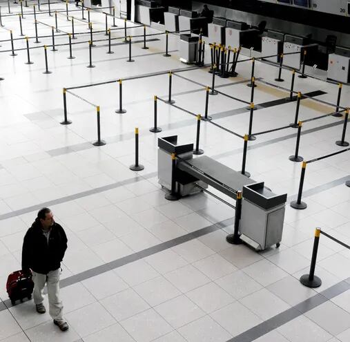 Aeropuerto de Ezeiza, la principal estación aérea de Argentina, es uno de los afectados por la suspensión de vuelos.