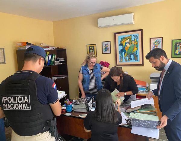 Allanamiento a cargo del fiscal Osmar Legal en una escribanía de Asunción
