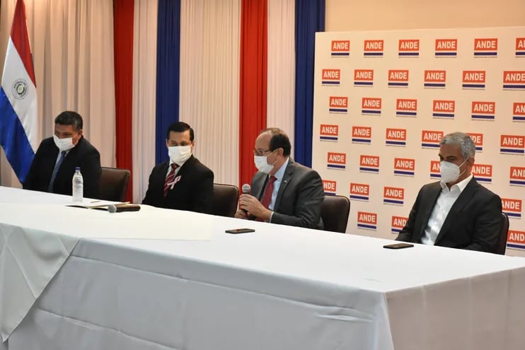 Firma de contrato entre titulares de la ANDE, Félix Sosa; Itaipú, Manuel Cáceres (centro), y representantes de empresas adjudicadas para la provisión de obras y materiales de Distribución.