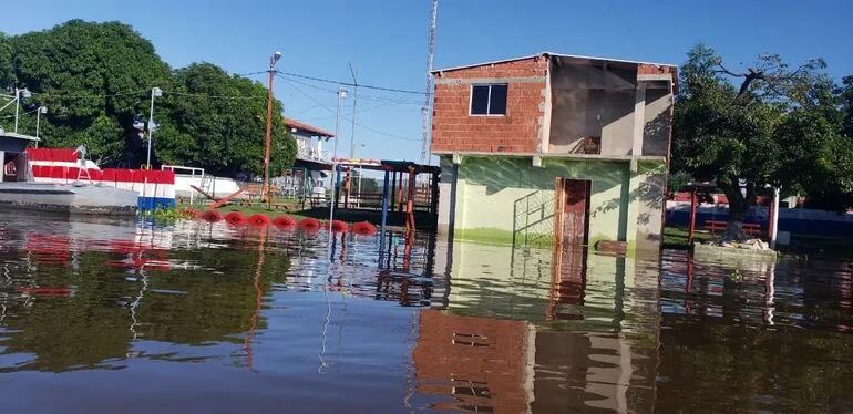 Isla Margarita, del distrito de Carmelo Peralta, es la primera población afectada por la rápida crecida del río Paraguay. Las familias claman asistencia por parte de la SEN.