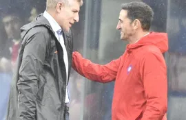 Manolo JIménez (d), entrenador de Cerro Porteño, conversa con Martín Palermo, técnico de Olimpia.
