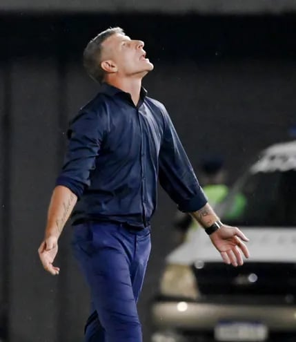Martín Palermo, entrenador de Olimpia, mira al cielo tras el pitazo final en la victoria frente a Tacuary.