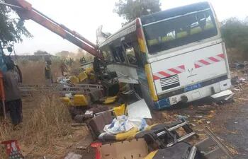 Una vista general de la escena de un accidente de autobús en Kaffrine, en el centro de Senegal, el 8 de enero de 2023, donde al menos 40 personas murieron y decenas resultaron heridas cuando dos autobuses chocaron.