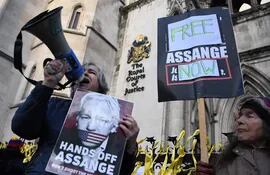 Simpatizantes de Julian Assange protestaban el viernes junto a la sede del tribunal de Londres.