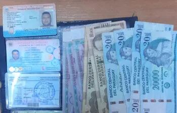 Dinero y documentos de la víctima que fueron recuperados por la Policía.