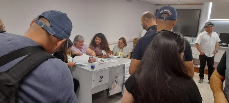 Ciudadanos acuden a votar en España, este domingo 30 de abril, día de elecciones generales en Paraguay.