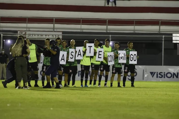 La petición se produjo antes del partido y participaron los jugadores del Kelito.