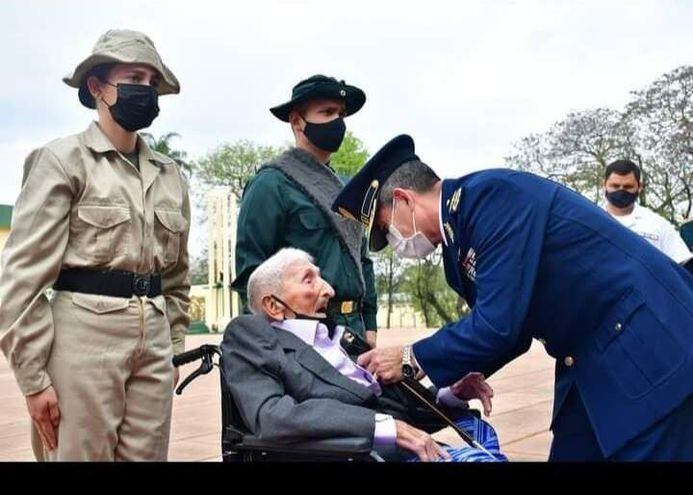 La Academia Militar Mcal Francisco Solano López entregó una medalla de honor al soldado y excombatiente de la guerra del Chaco, Don Lorenzo Troche