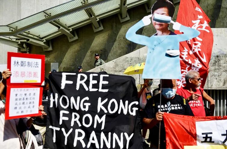 Libera “Hong Kong de la tiranía”, reza la pancarta en el marco de las protestas prodemocráticas.