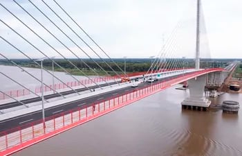 El puente Héroes del Chaco demandó una inversión de G. 928.062 millones (US$ 128,9 millones), por lo que se espera que traiga consigo el desarrollo del país.