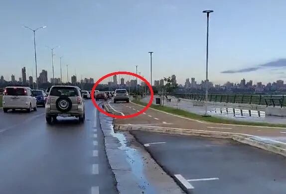 Captura de vídeo del momento en que vehículo circulaba sobre la bicisenda de la Costanera.