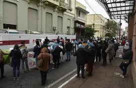 Funcionarios de Salud volvieron a movilizarse hoy en el microcentro de Asunción. En la ocasión, varios relataron las numerosas precariedades que deben afrontar en medio de la lucha contra el COVID-19.