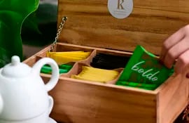 Kimbiri elabora cajas de té, cajas de especias, bandejas, porta condimentos, porta control a base de madera, todo muy rústico y original.