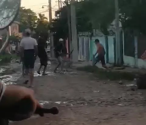Captura de video donde se observa a dos hombres armados con machete peleando en el Refugio RI 14.