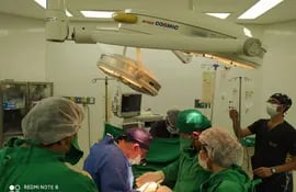 Equipo de profesionales que trabaja en el área de trasplantes de Clínicas.