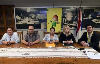 Palmira Peña y Rubén Medina, padres de las víctimas, junto a los abogados Cinthia Espínola, Noelia Quintana y Ariel Ruiz Diaz.